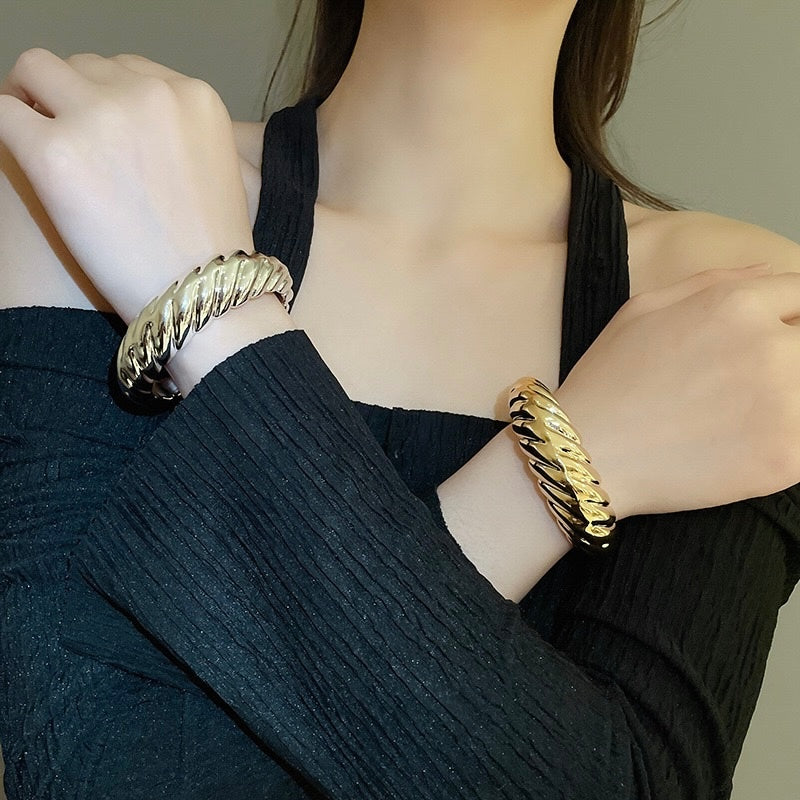 Boss Babe Twisted Handcuff
