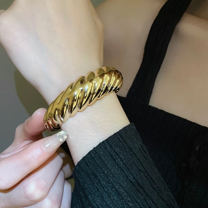 Boss Babe Twisted Handcuff