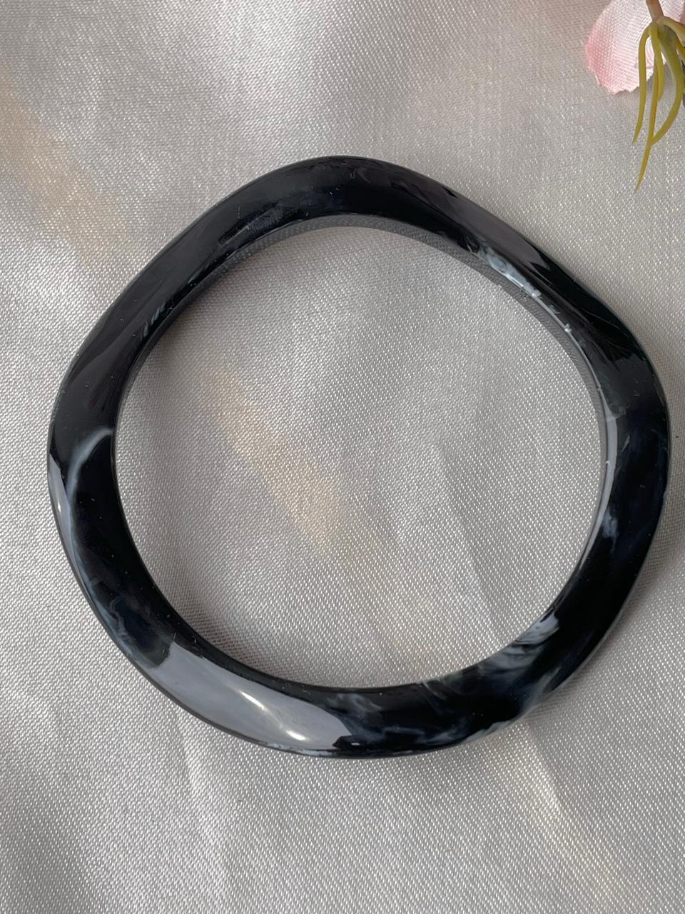 Curvy-Groovy Acrylic Bangle